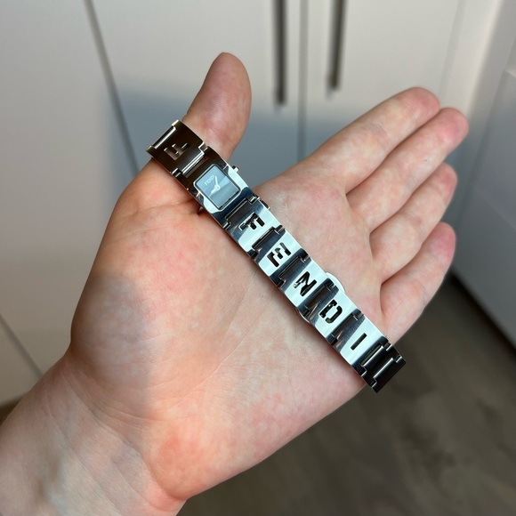 Fendi Logo Watch 14mm Working Condition - Picture 8 of 8
